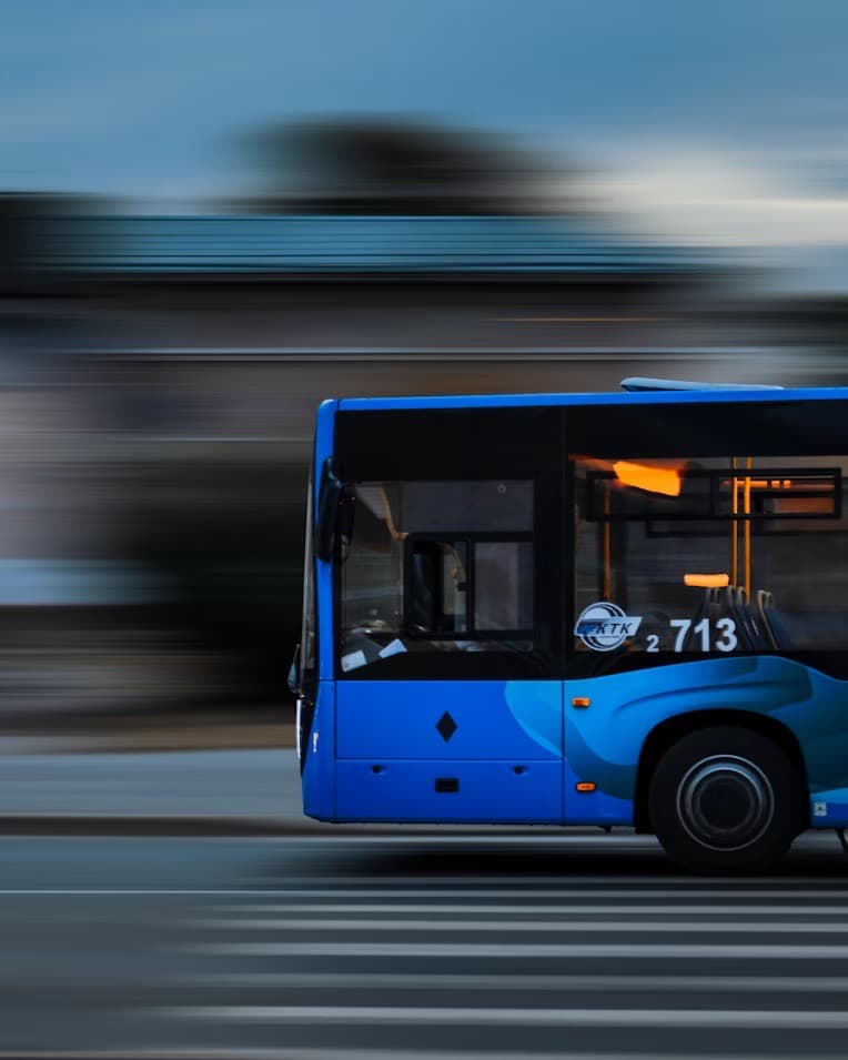 Bus urbain en mouvement pendant son service
