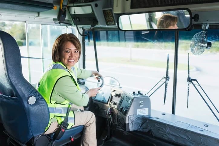 Conductrice installée au poste de conduite d’un autocar
