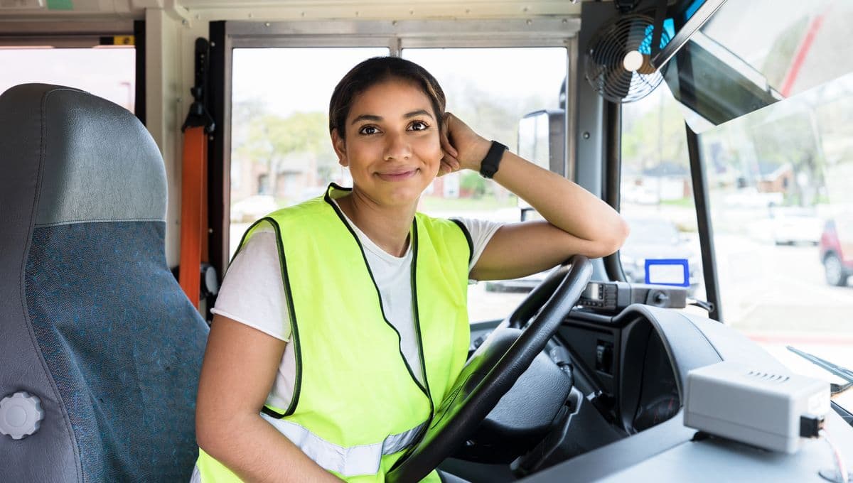 Conductrice de bus installée à son poste de conduite