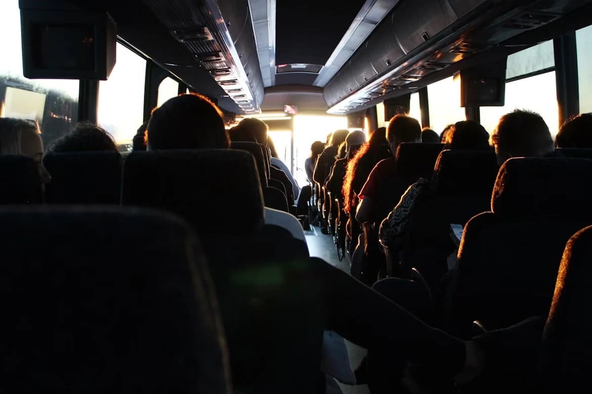 Voyageurs installés dans un autocar